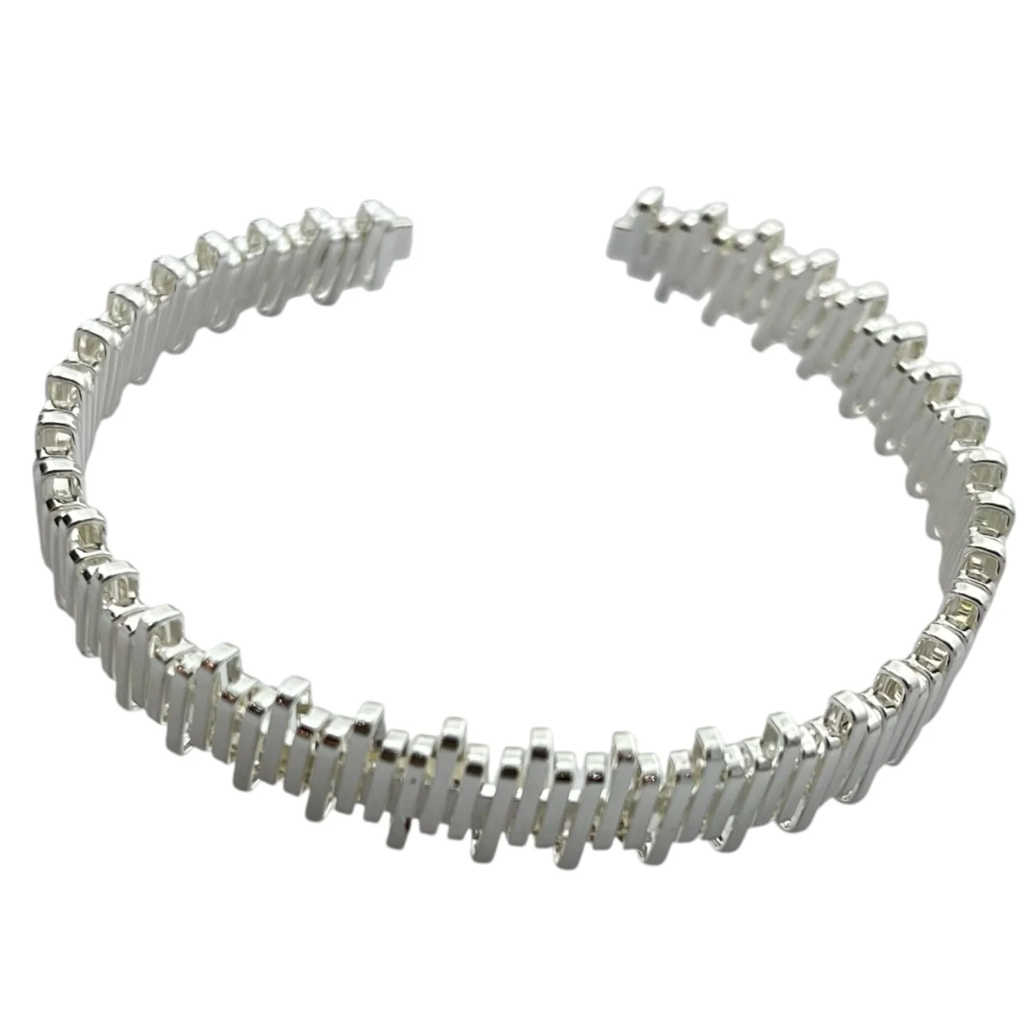 دستبند النگویی زنانه طرح خطی، زیبایی مدرن و چشم‌نواز