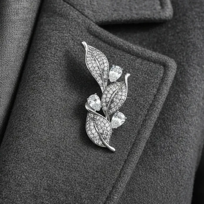 گل سینه زنانه ژوپینگ مدل برگ‌آرا طرح برگ نگین‌دار نقره‌ای