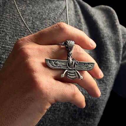 گردنبند مردانه طرح فروهر، نمادی از شکوه ایران باستان