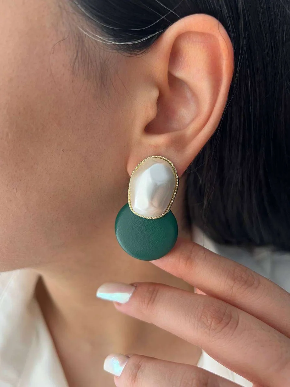 گوشواره زنانه با طرح مروارید و رنگ سبز زمردی شیک