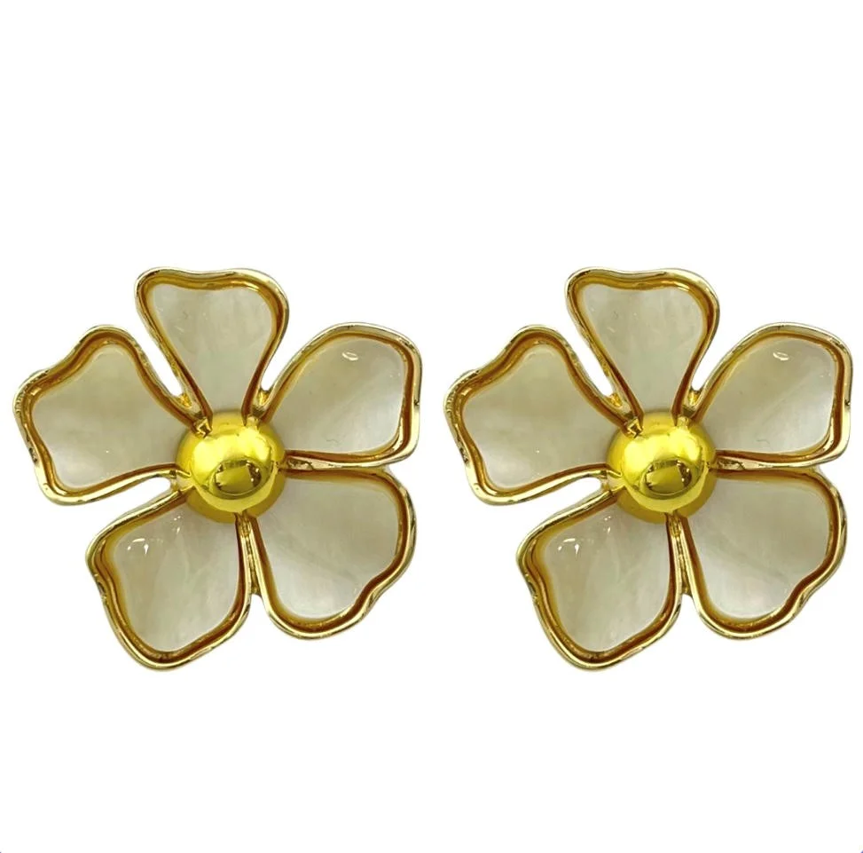 گوشواره زنانه مدل لوریسا طرح گل با حاشیه طلایی و گلبرگهای شفاف