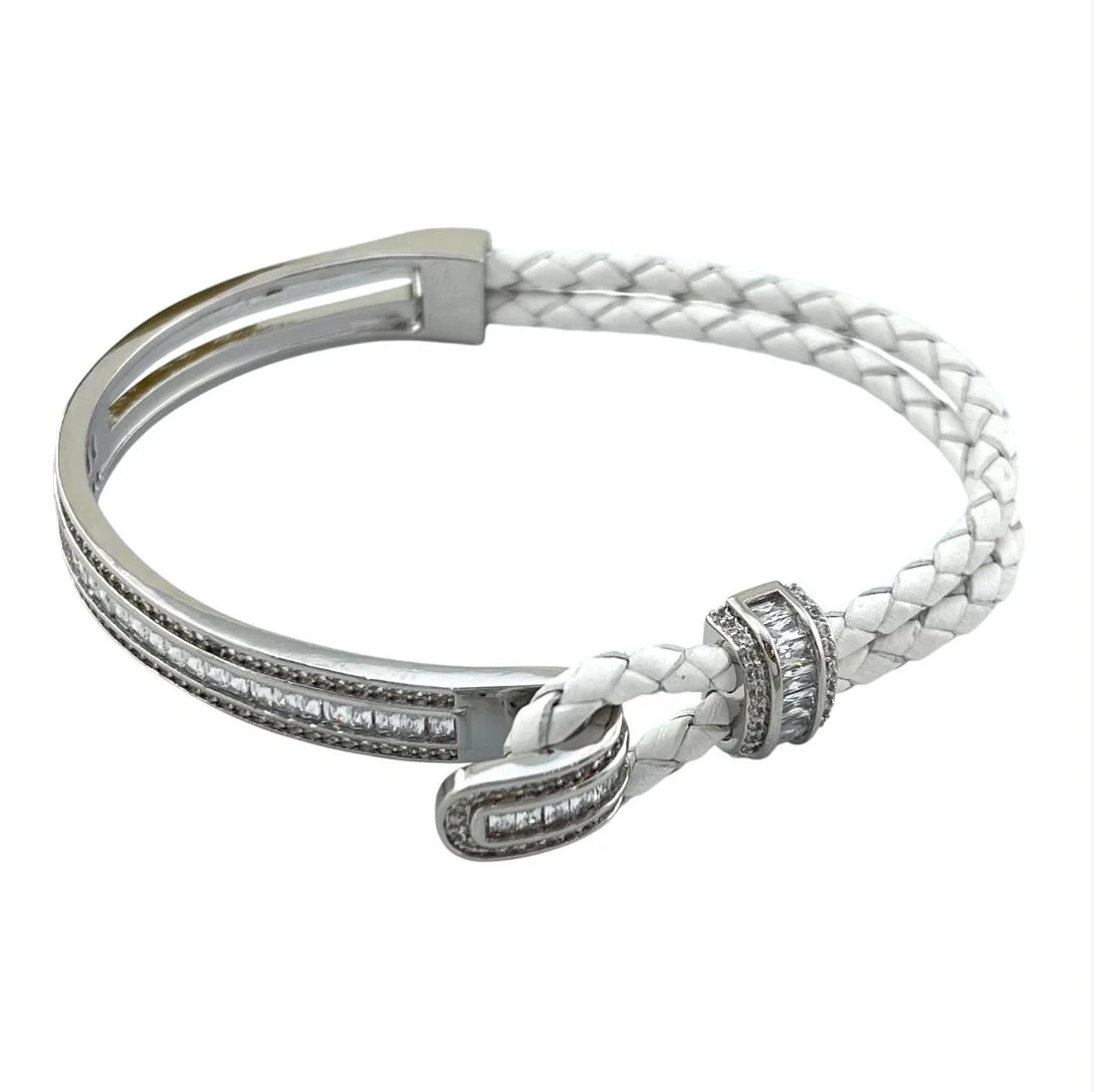 دستبند زنانه مدل آدلیا سفید با بافت چرمی و جزئیات نقرهای