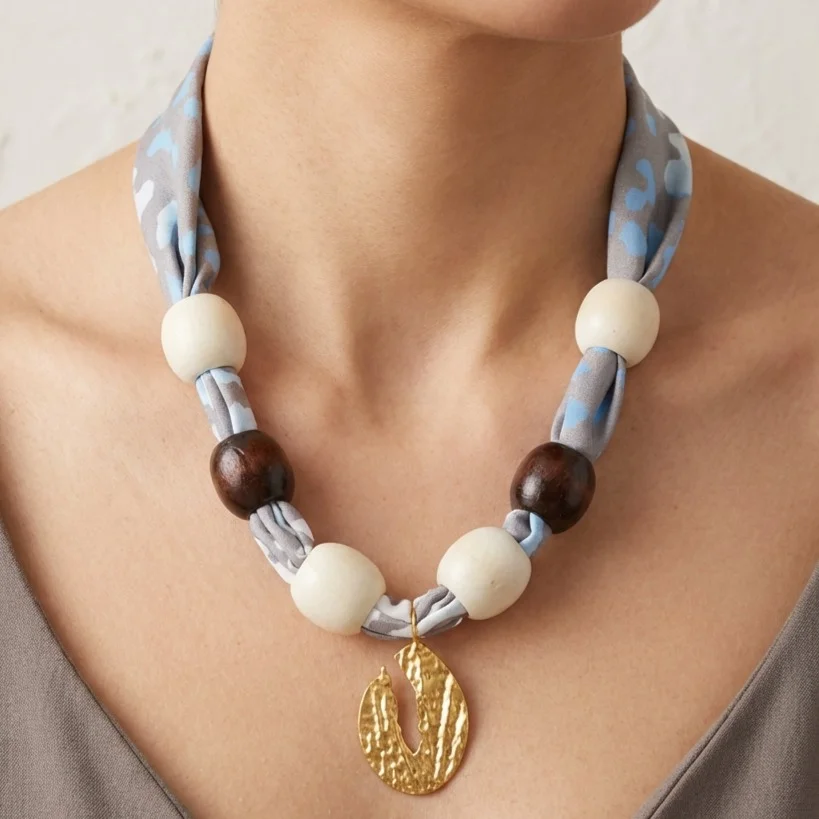 گردنبند زنانه مدل لئوآزور گُلد طرح پلنگی لوکس با مهرههای چوبی و آویز طلایی چکشی