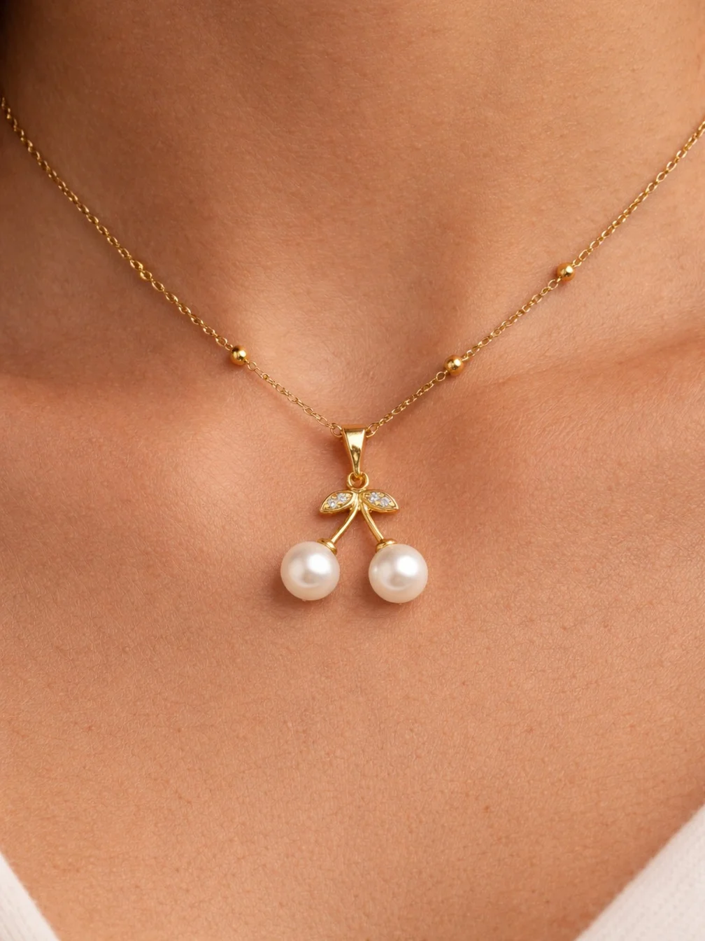 گردنبند زنانه ژوپینگ مدل نیرسا طرح طلا با آویز مروارید توپی