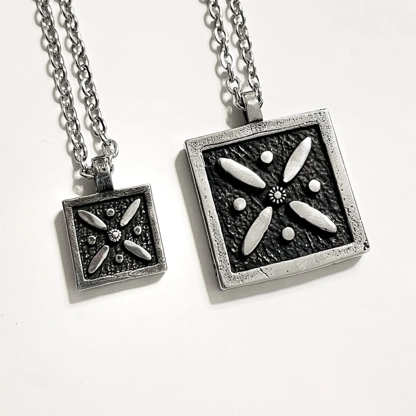 گردنبند مردانه طرح درفش کاویانی با زنجیر استیل