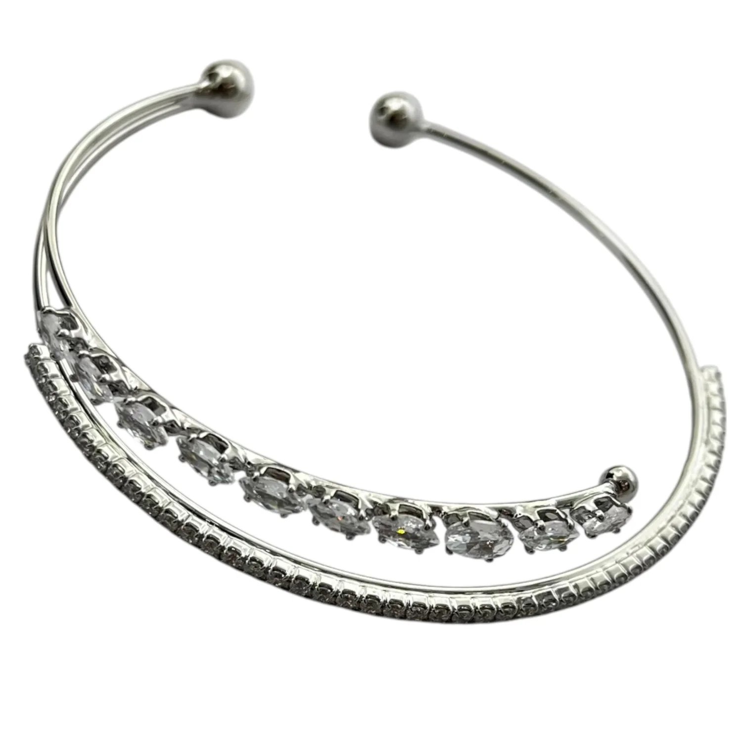 دستبند زنانه بنگل طرح جواهری ظریف و درخشان