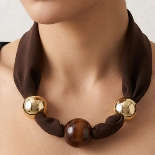 گردنبند زنانه مدل ناتورا براون گُلد بافت پارچهای لوکس با گوی چوبی طبیعی و جزئیات طلایی