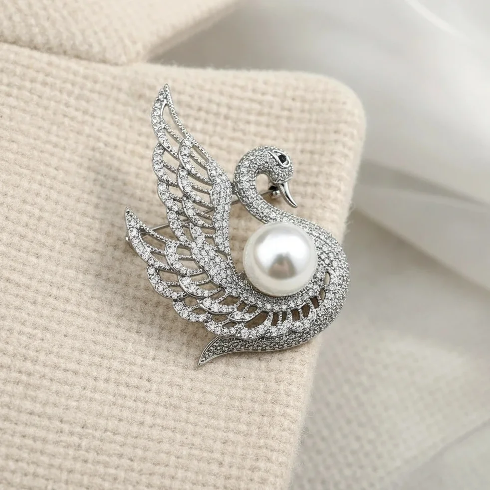 گل سینه زنانه ژوپینگ مدل سیگنل طرح قو نگین‌دار با مروارید مرکزی