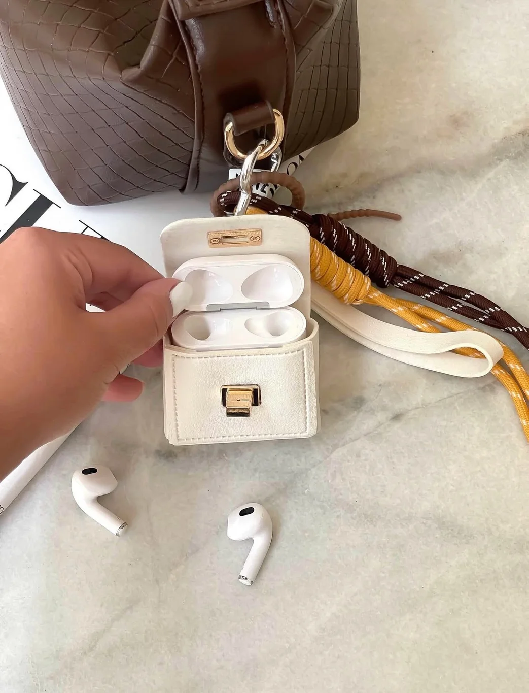 آویز کیف و کاور ایرپاد طرح چارم بگ شیک