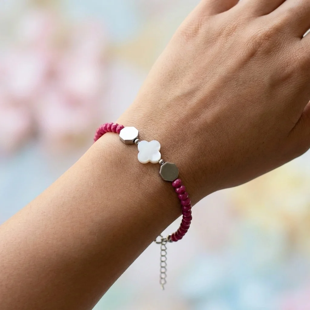 دستبند دخترانه فانتزی مدل صدفی طرح گل و شش‌ضلعی