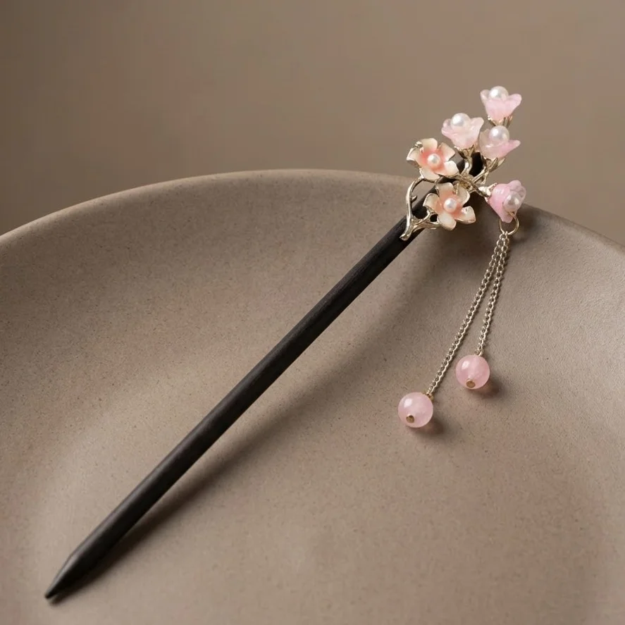 کانزاشی مو زنانه چوبی طرح شکوفه با آویز ظریف مدل بِلوسا