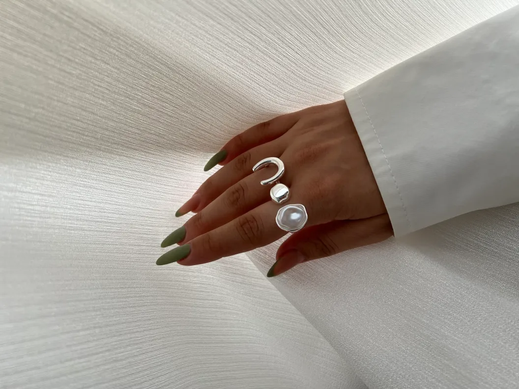 انگشتر مینیمال با طرح مروارید باروک و نعل اسب