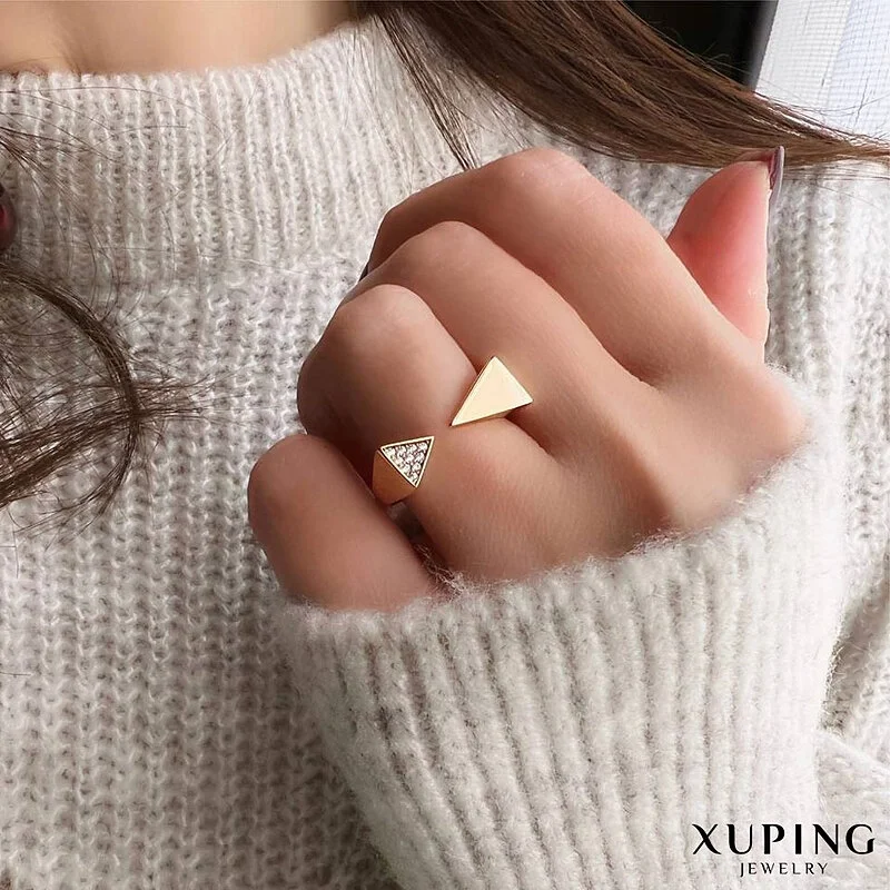 انگشتر ژوپینگ مدل مثلثی نگین‌دار، زیبایی هندسی در دستان شما Xuping