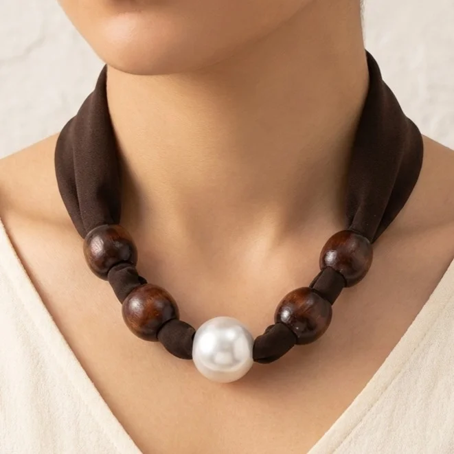 گردنبند زنانه مدل پرلا براون طرح مروارید لوکس با پارچه قهوهای و مهرههای چوبی