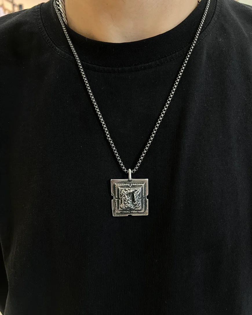 گردنبند مردانه مدل صخره کوه، اکسسوری خاص و منحصر به فرد