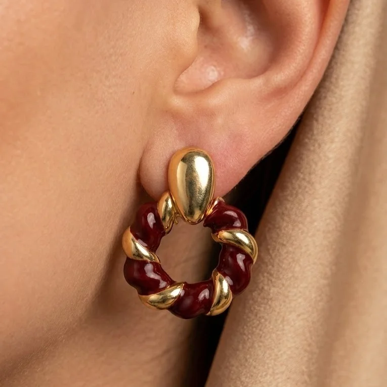 گوشواره زنانه طرح میناکاری پیچ زرشکی با فریم طلایی مدل پیچارا