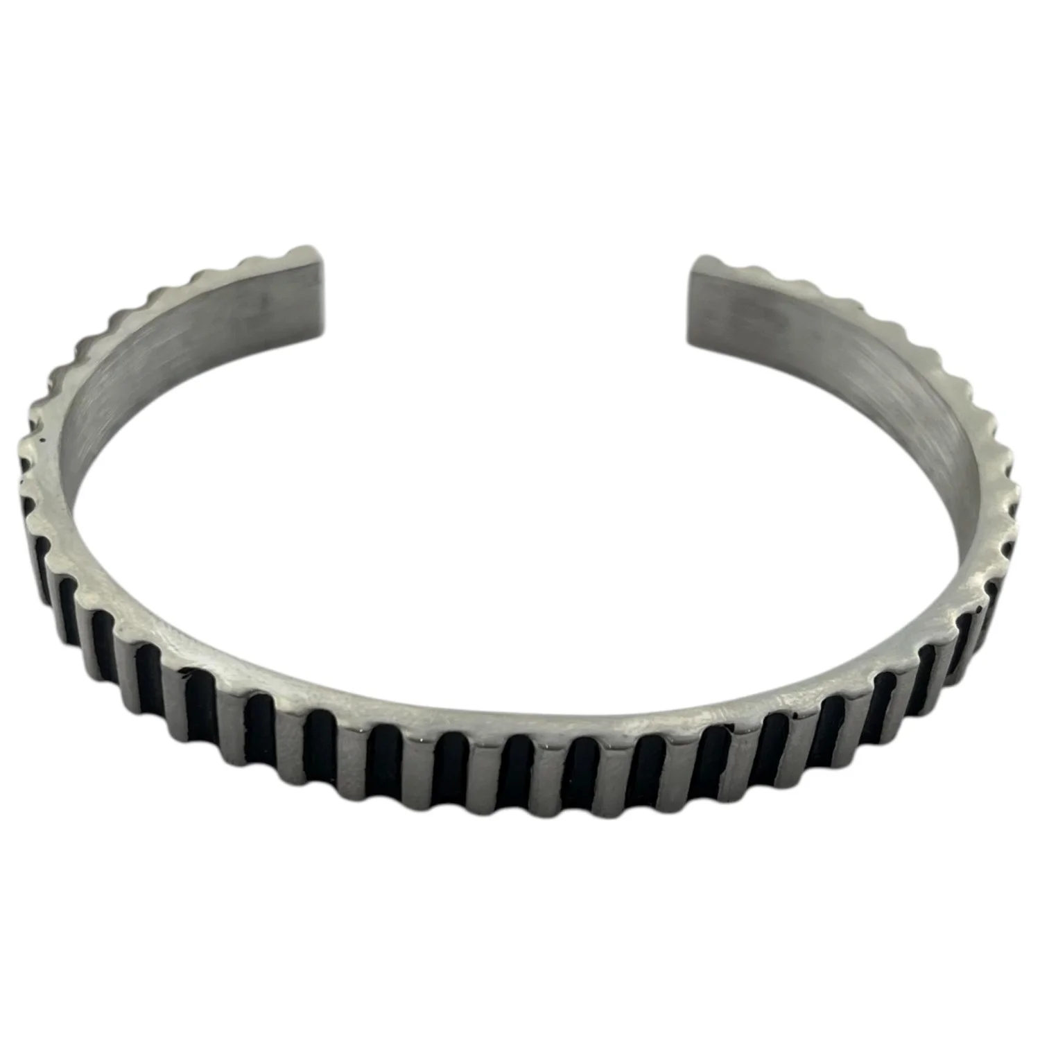 دستبند مردانه بنگل با طرح سیاه قلم، یک اکسسوری خاص و جذاب