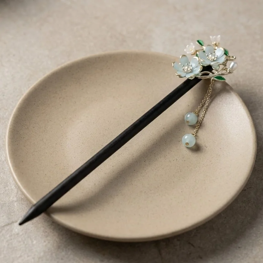 کانزاشی مو زنانه چوبی با طرح گل‌های بهاری و آویز ظریف مدل فلوریا