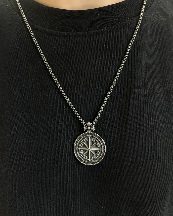 گردنبند مردانه استیل طرح قطب نما، همراه همیشگی شما
