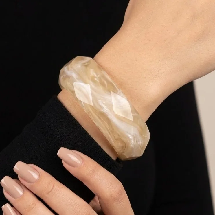 دستبند زنانه بنگل رزینی با جلوه ابر و بادی مدل سِلوِرا کرم–بژ