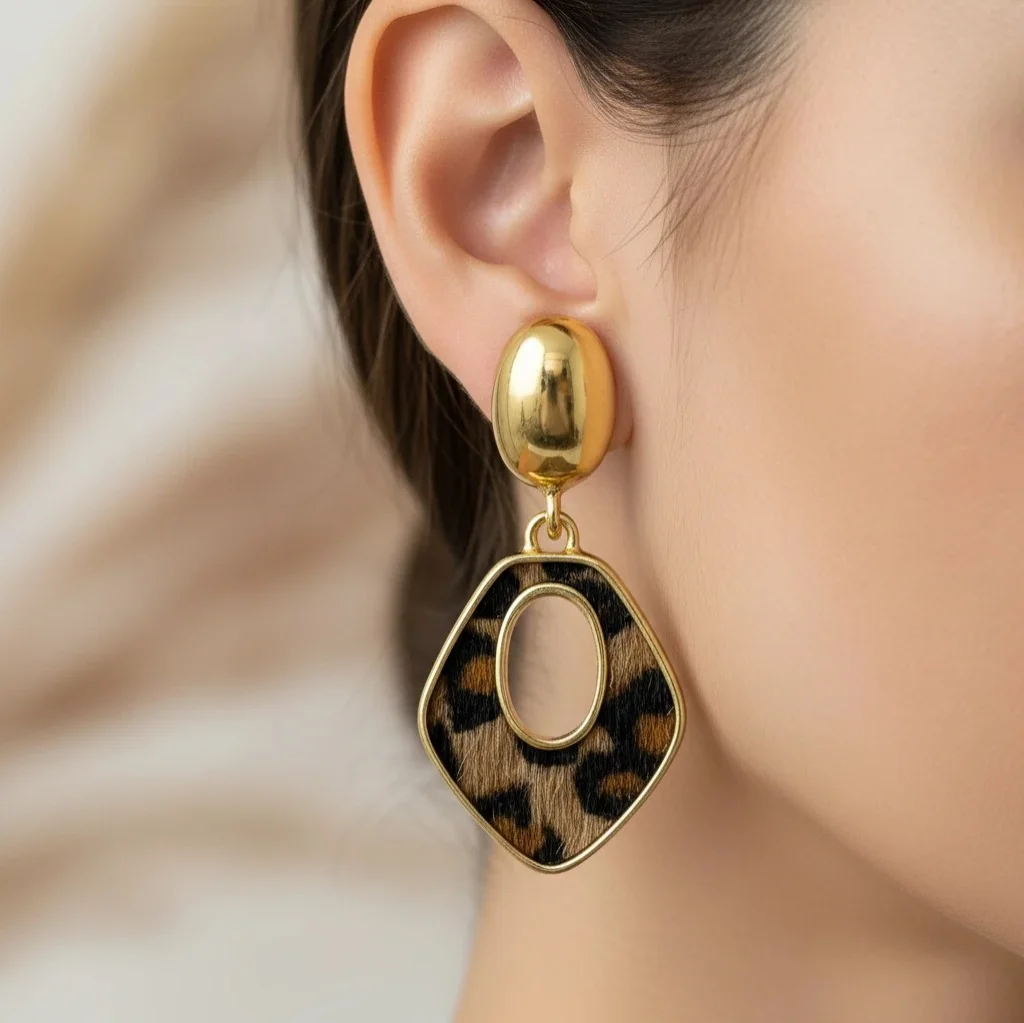 گوشواره زنانه مدل پانترا آویزدار طرح پلنگی با فریم طلایی