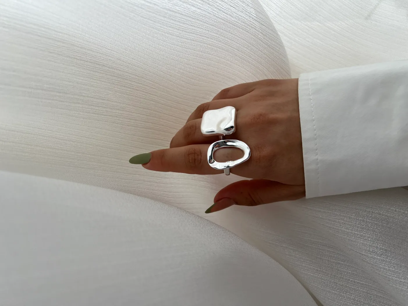 انگشتر مینیمال با طراحی مدرن و خاص