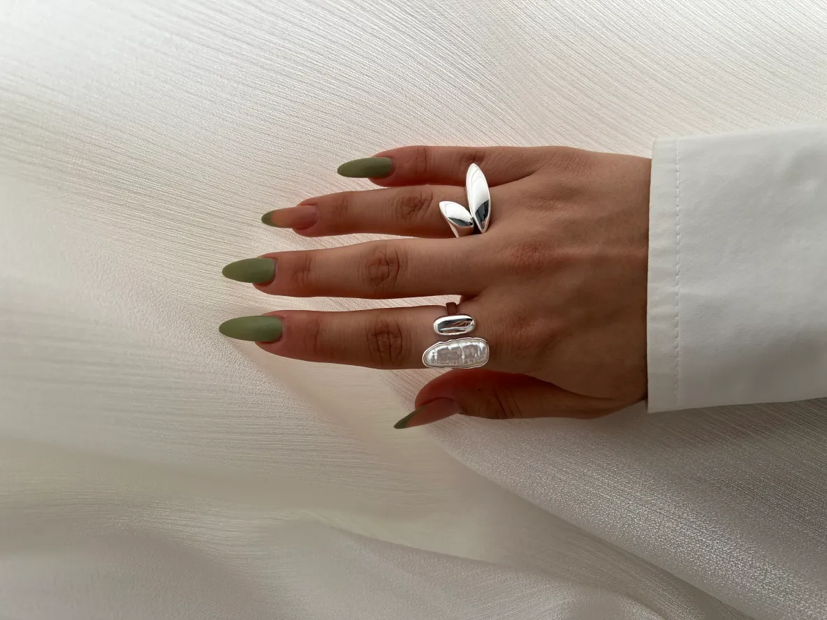 انگشتر نقره‌ای با طرح مینیمال و الهام از مروارید باروک