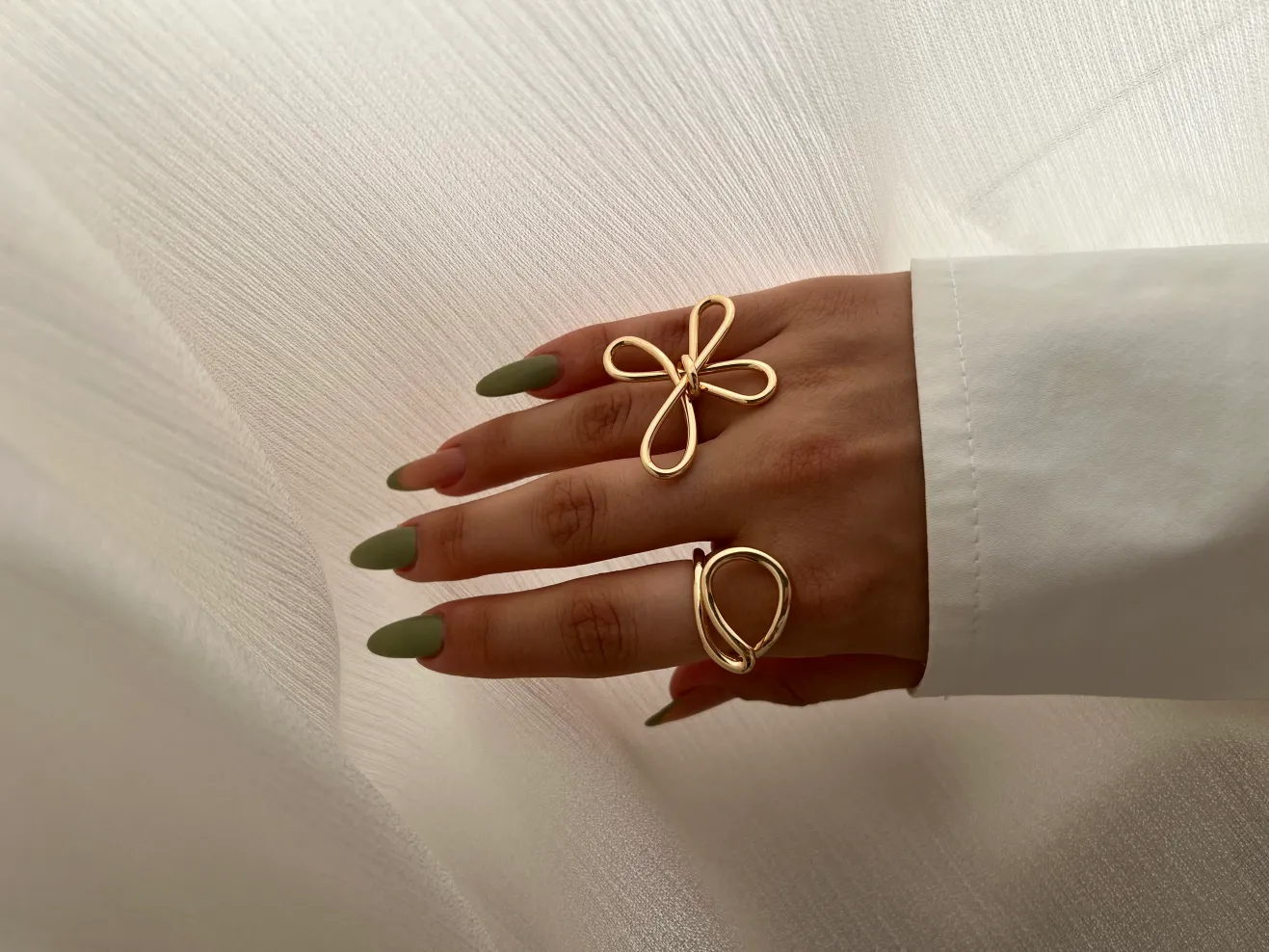 انگشتر مینیمال طرح گل و دفرمه با روکش طلایی