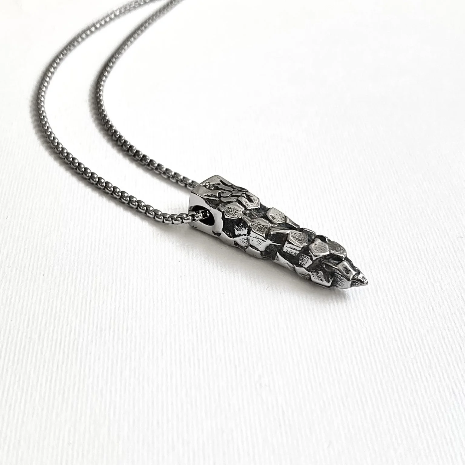 گردنبند مردانه با طرح هخامنشی، الهام گرفته از سنگهای باستانی