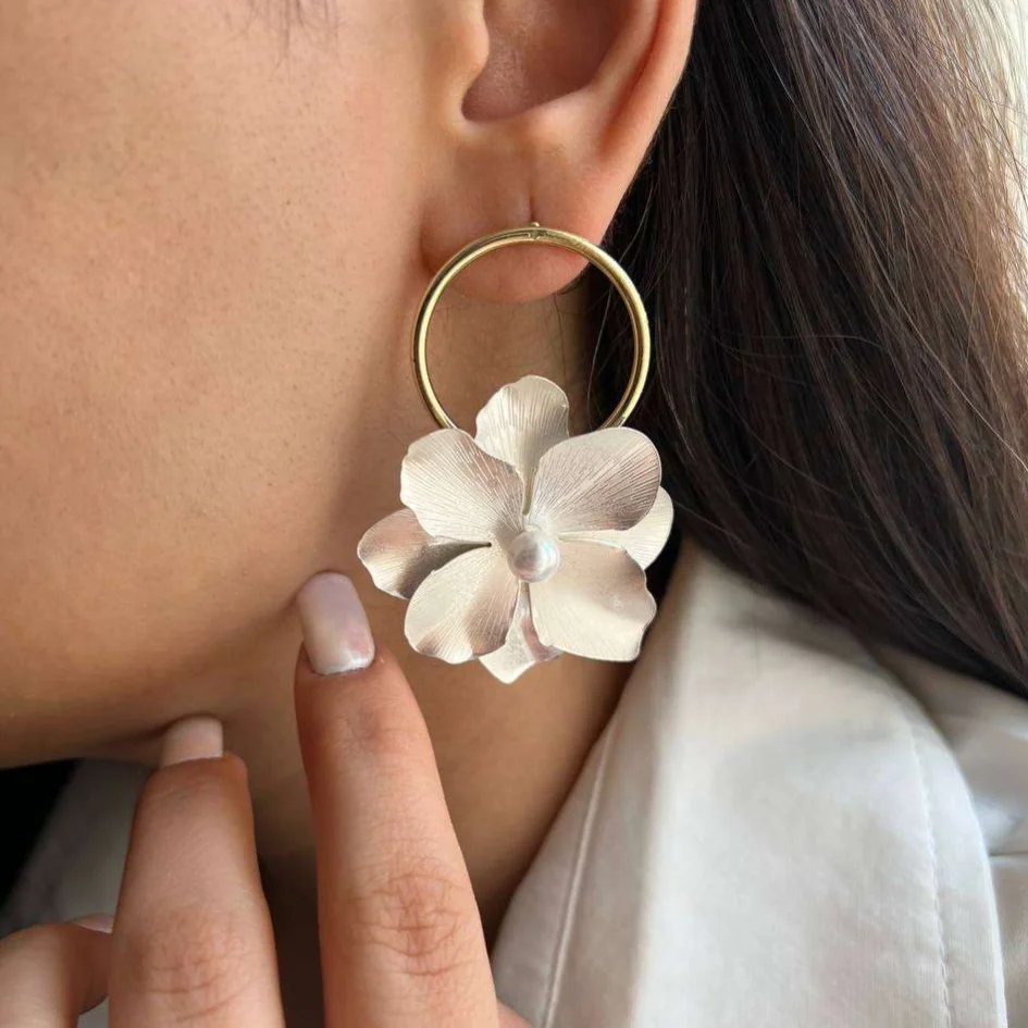گوشواره زنانه طرح گل نقره‌ای با آویز حلقه‌ای شیک