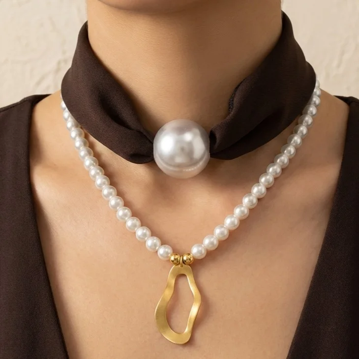 گردنبند زنانه مدل پرلا براون گُلد طرح مروارید لوکس با پارچه قهوهای و آویز طلایی