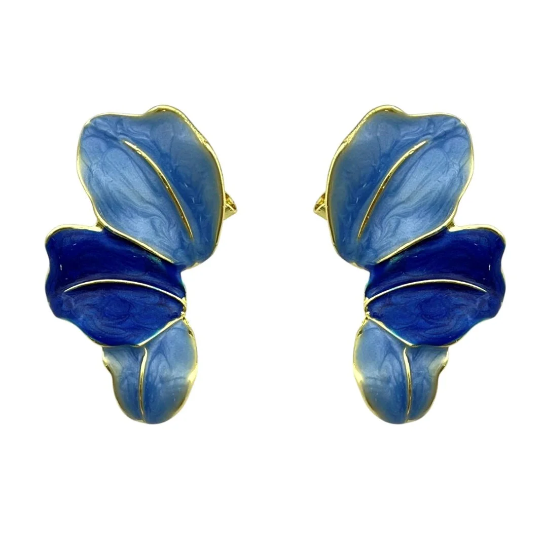 گوشواره زنانه طرح گلبرگ مدل نیلا با میناکاری آبی و جزئیات طلایی