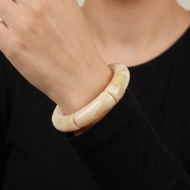 دستبند زنانه بنگل رزینی چندتکه مدل لُوِرا کرم–شیری