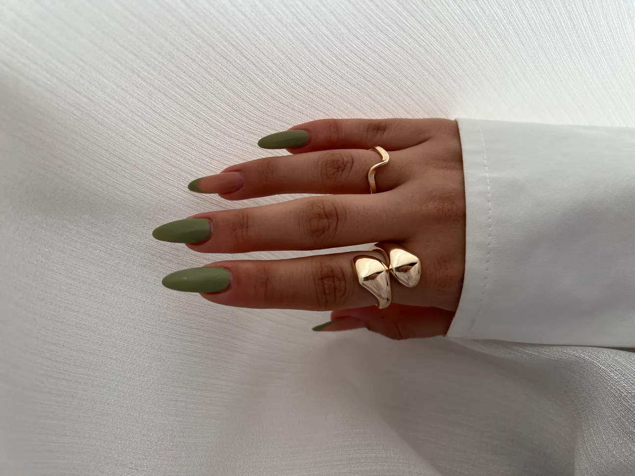 انگشتر مینیمال با طرح موج و مار، ظرافت در عین سادگی