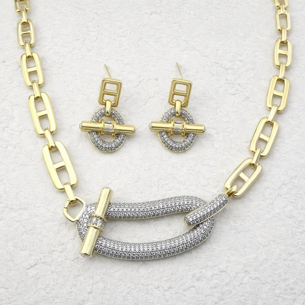  نیم‌ست زنانه مدل ایمپریو T طرح طلا هرمس با آویز نگین‌دار و زنجیر خاص (گردنبند و گوشواره)