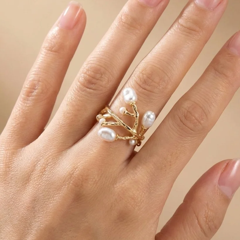 انگشتر زنانه مینیمال طرح برگ با نگین مروارید