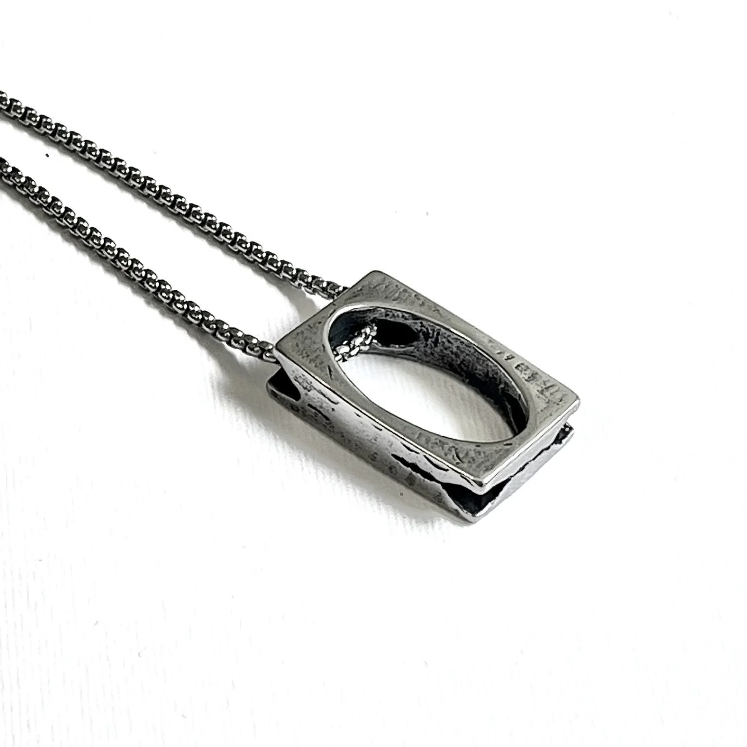 گردنبند مردانه با طرح سورنا، نمادی از صلابت و ایستادگی