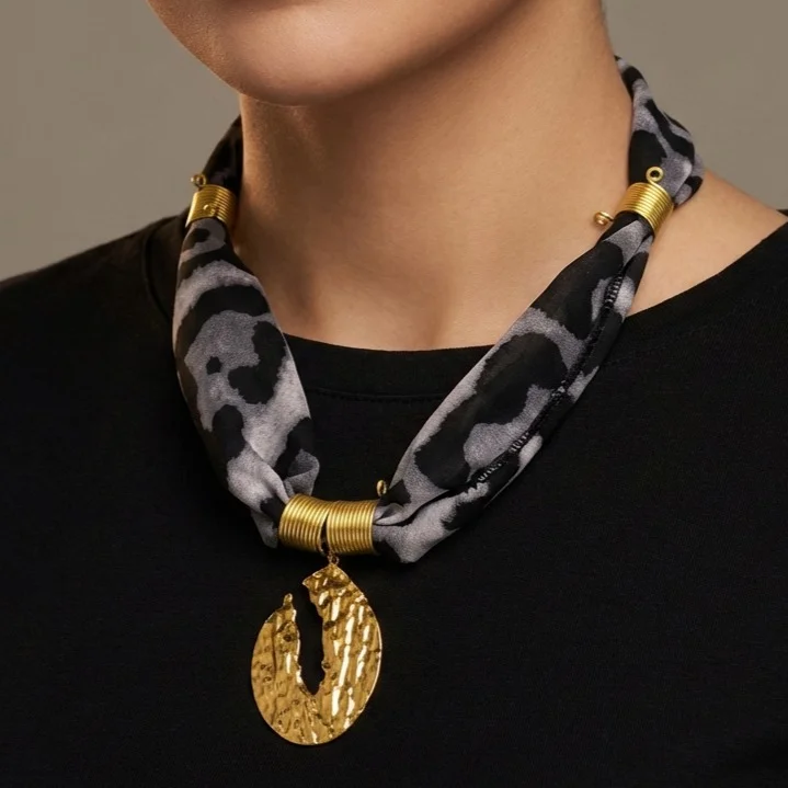 گردنبند زنانه مدل لئوآرا گُلد طرح پلنگی لوکس با آویز طلایی انتزاعی