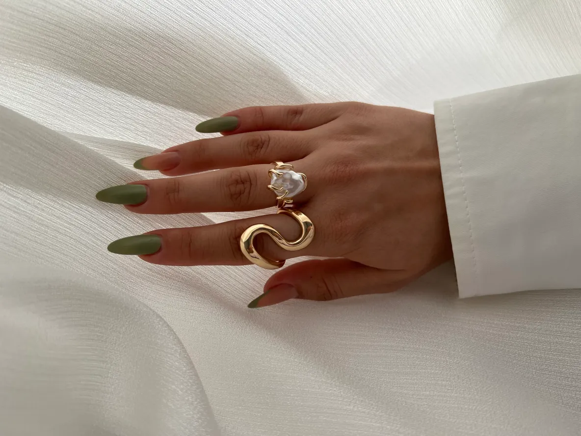 انگشتر مینیمال طرح موج با مروارید پرورشی درشت