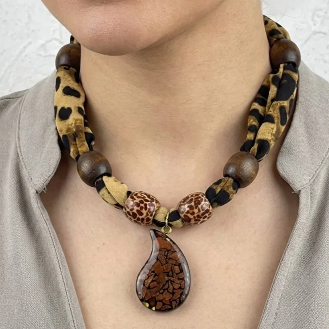 گردنبند زنانه مدل لئوناتورا وود دراپ طرح پلنگی لوکس با مهره چوبی طبیعی و آویز اشکی طرحدار