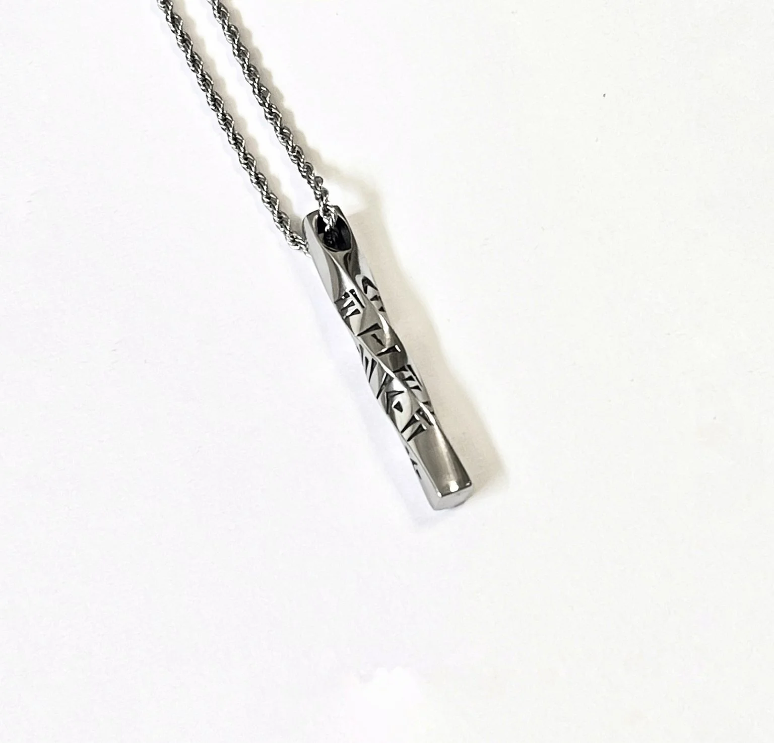 گردنبند مردانه با آویز طرح میخی استیل رنگ ثابت