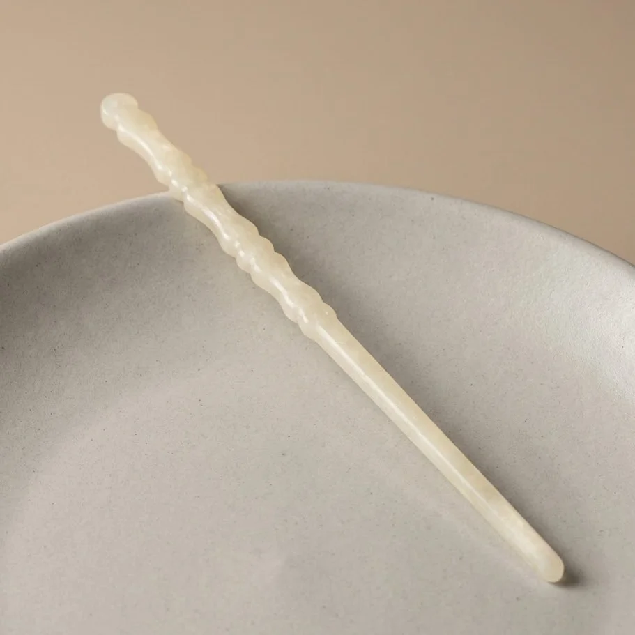 کانزاشی مو زنانه رزینی شفاف شیری با بدنه موج‌دار ظریف مینیمال لوکس مدل لونا