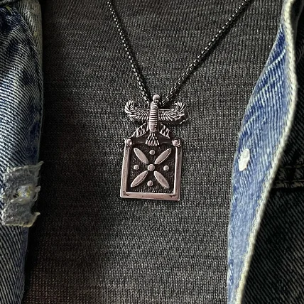 گردنبند طرح درفش کاویانی با نقش شهباز، نمادی از شکوه ایران باستان