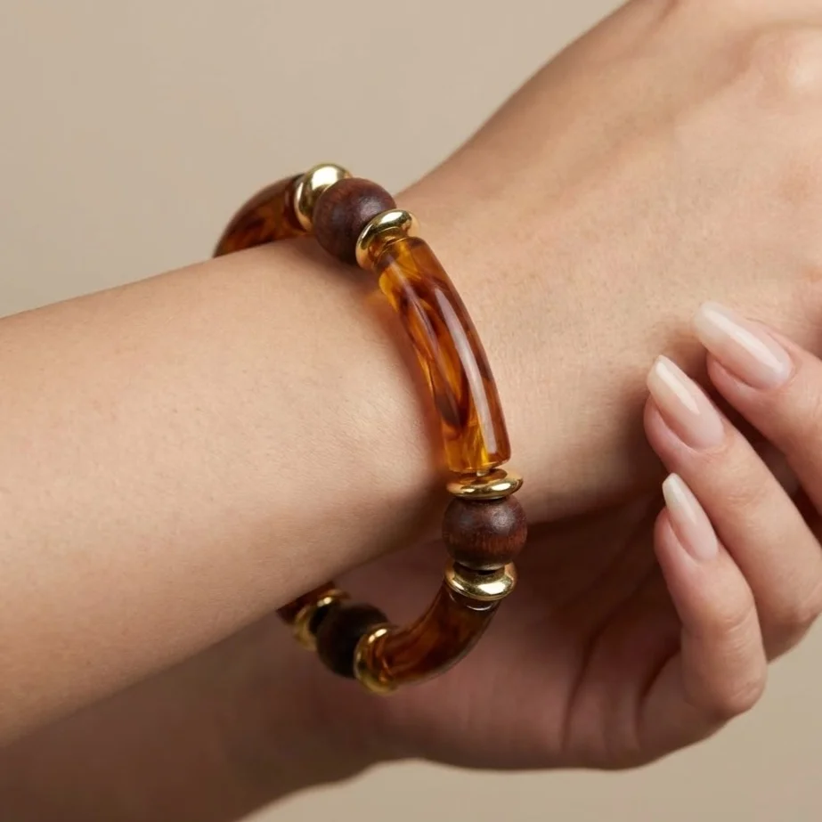 دستبند زنانه بنگل رزینی و چوبی چندتکه مدل لِوُرا عسلی‑طلایی