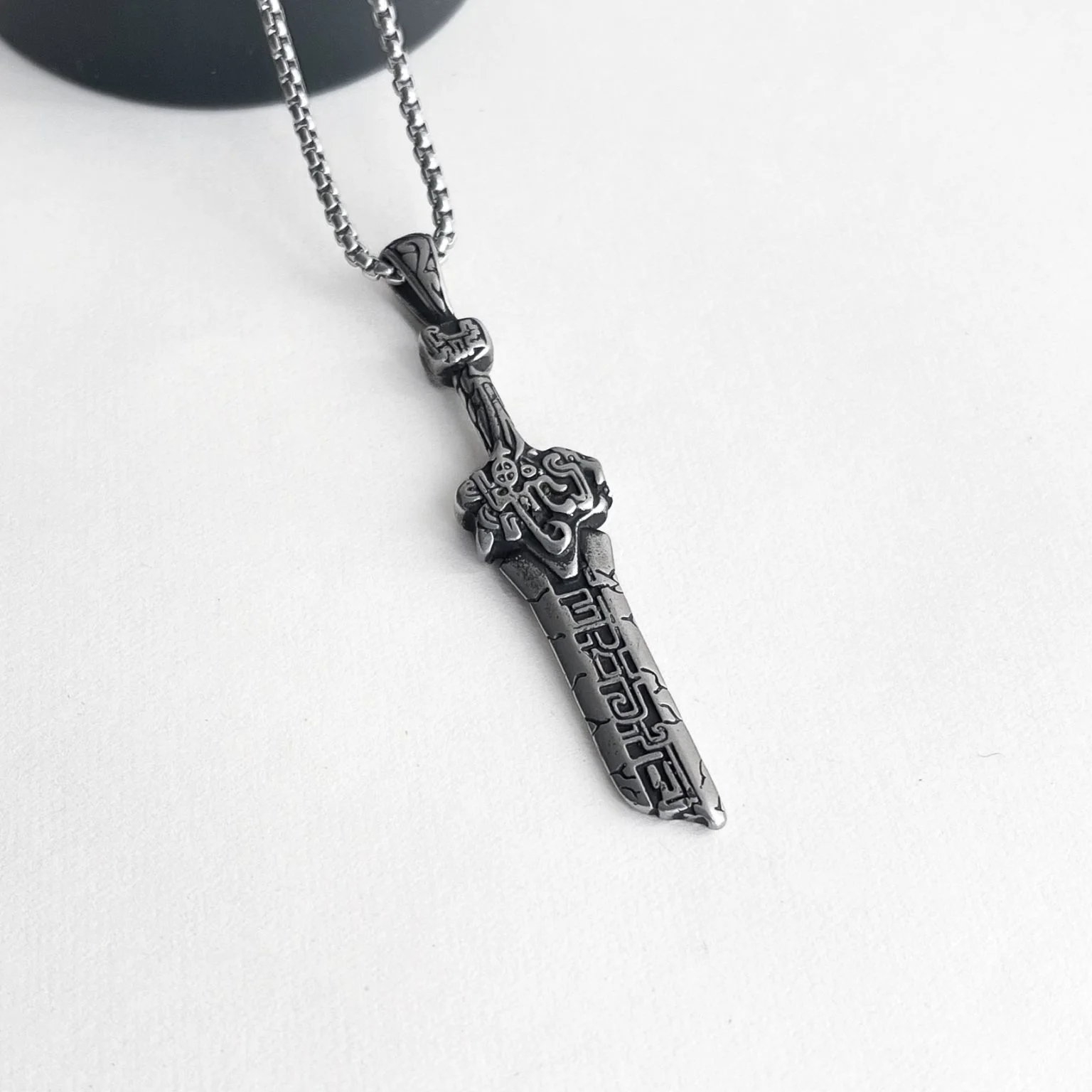 گردنبند مردانه طرح شمشیر شکسته، استایلی خاص و متفاوت