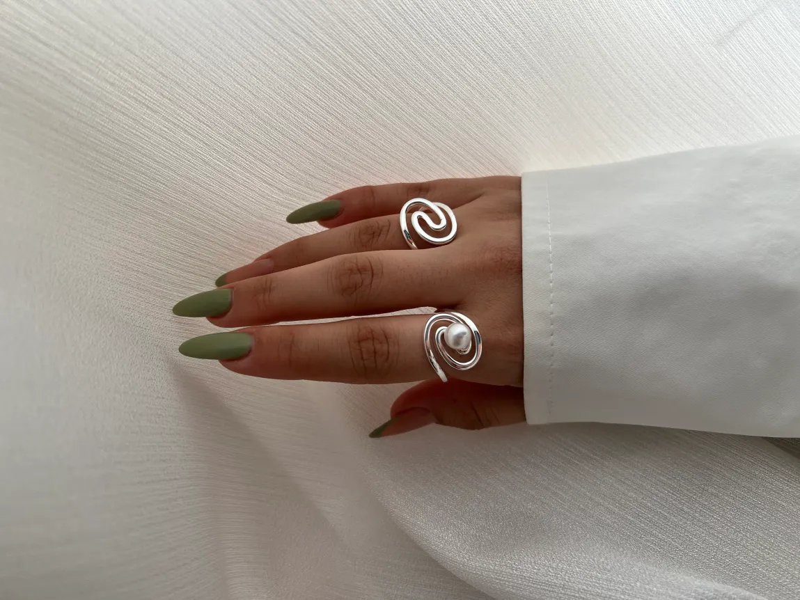 انگشتر مینیمال طرح حلزونی با مروارید ظریف
