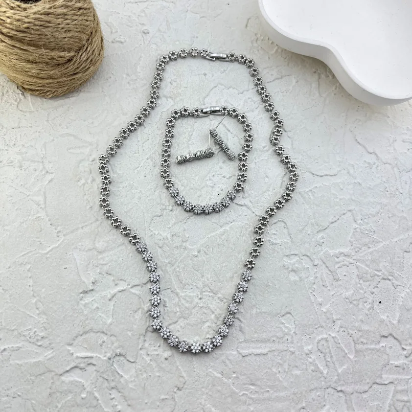 نیمست زنانه مدل پتالیـا طرح جواهر گلبرگ با نگینهای درخشان (گردنبند، دستبند و گوشواره)