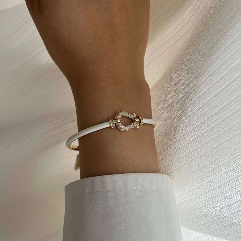 دستبند زنانه طرح فرد با نگین‌های درخشان و روکش میناکاری