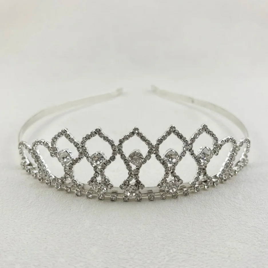 تاج مو زنانه جواهری نگین‌دار مدل لِتیرا نقره‌ای