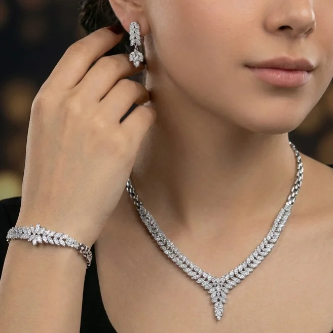 نیم ست زنانه مدل لیفورا طرح جواهر برگ با نگینهای درخشان (گردنبند، دستبند و گوشواره)